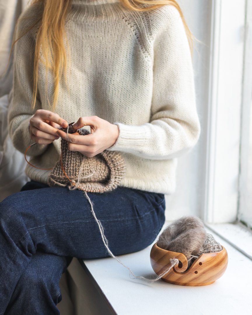 Kvinde der strikker med brun Soft Silk Mohair