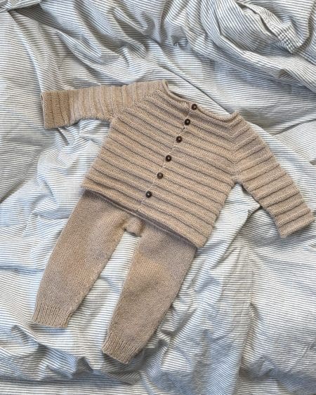 En fin, lysebrun version af Hentetrøjen og Soft Pants af Tante Grøn. De er strikket af det bløde merinouldgarn Bøllefrø i fv. 48 Café Latte