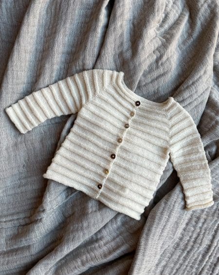 En fin, hvid version af Hentetrøjen af Tante Grøn. Den er strikket af det bløde merinouldgarn Bøllefrø