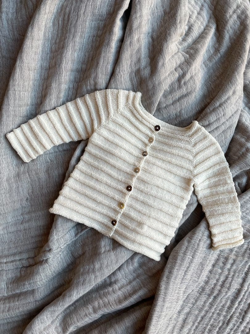 En fin, hvid version af Hentetrøjen af Tante Grøn. Den er strikket af det bløde merinouldgarn Bøllefrø