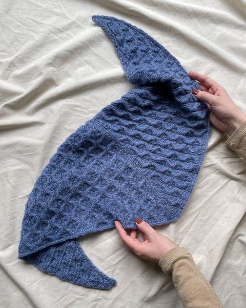 Et blåt North Scarf i tyndt uldgarn