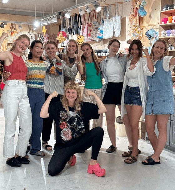 Fællesbillede med pigerne fra butikken, efter event med Lærke Bagger.