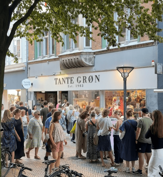 Facaden på butikken. Der er mange hundrede mennesker foran i kø til at komme til event.