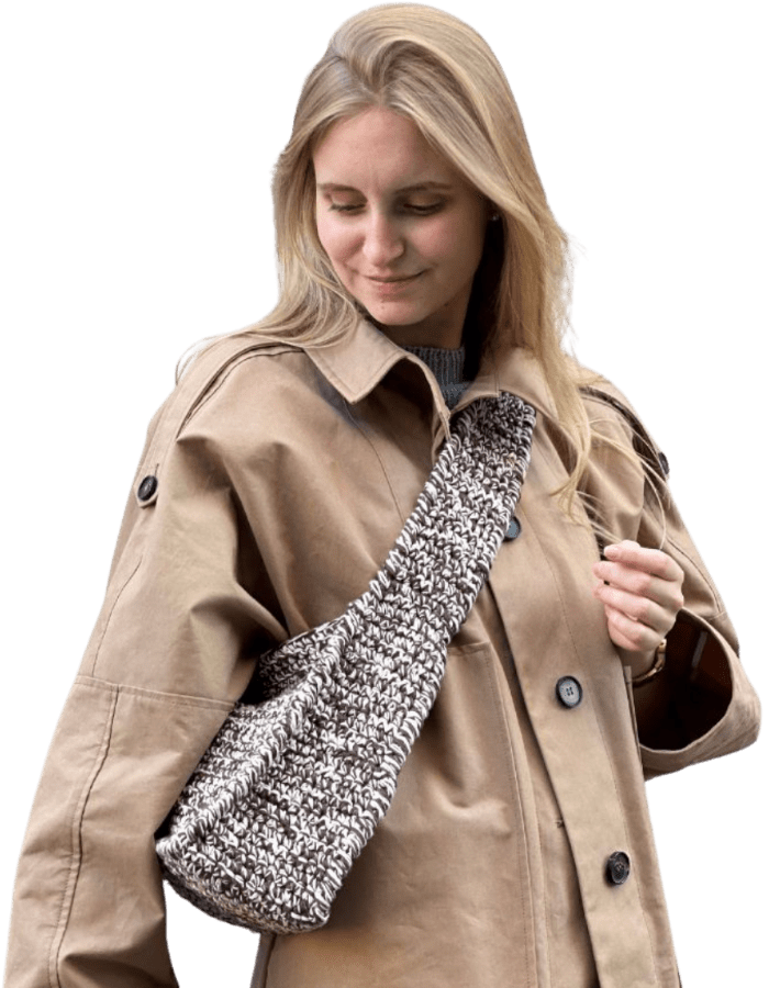 Sara med vores hæklede taske Boxy Bag.