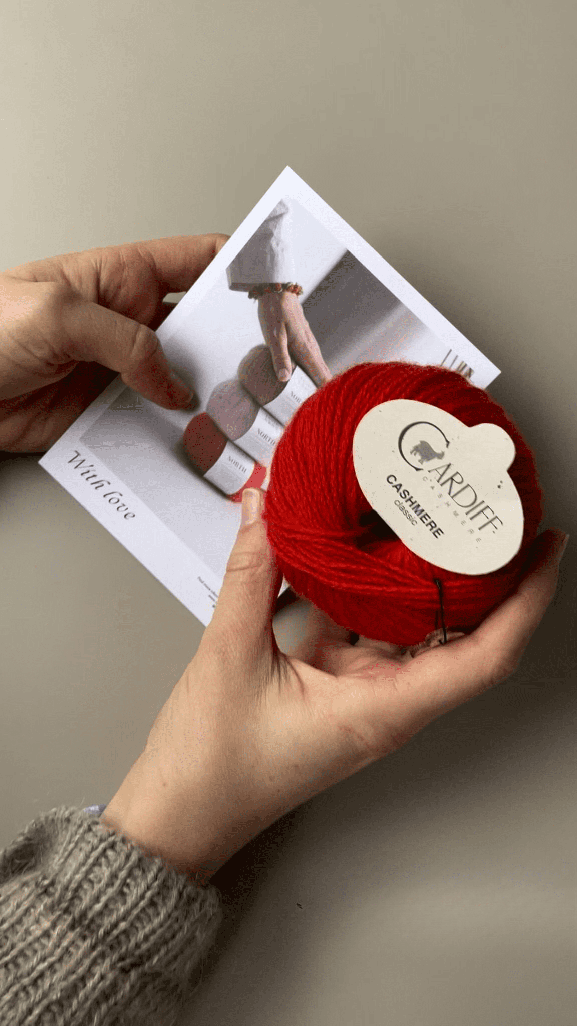 En person holder en nøgle Cardiff Cashmere i farve