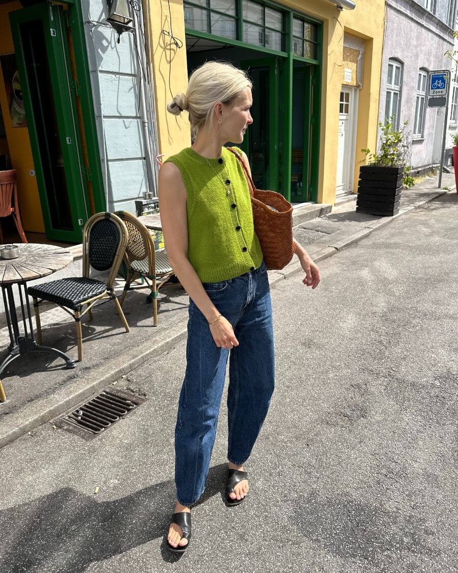 Maggie Vest fra PetiteKnit i farve 725 Niwa fra Cardiff Cashmere.