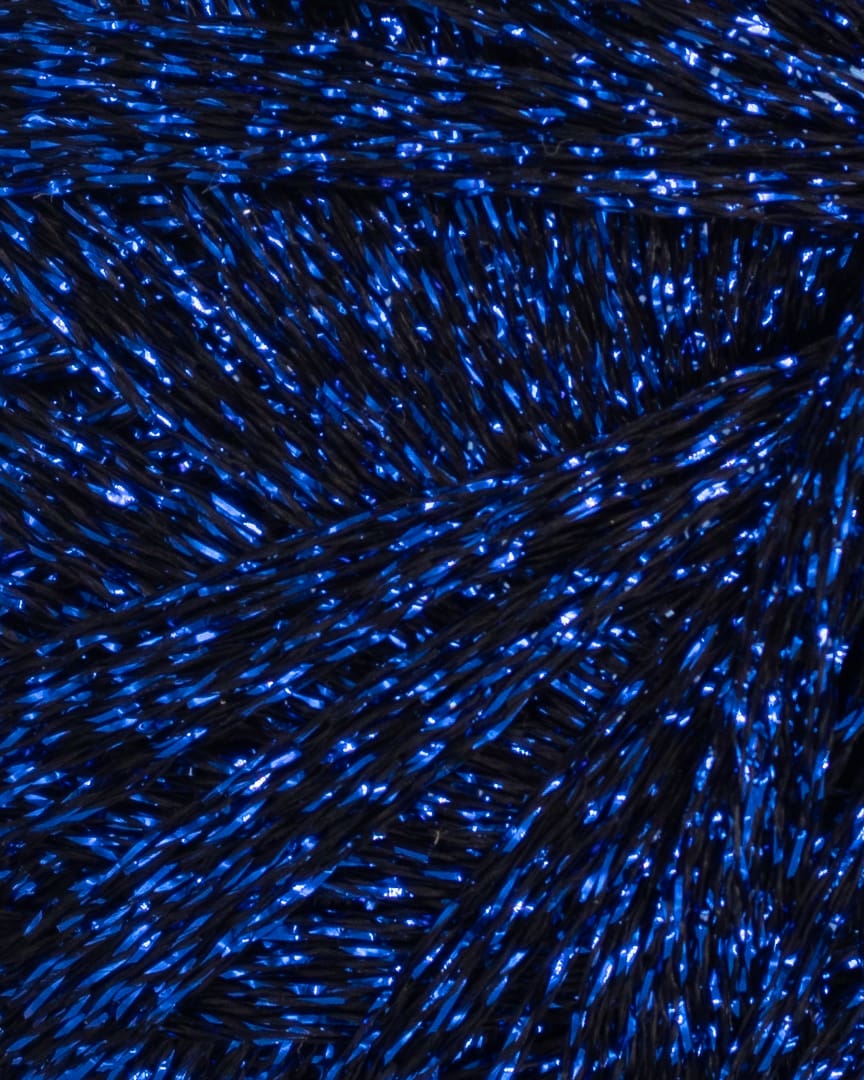 Paia Glimmergarn i fv. 711 Night Sky, der er en mørkeblå og sort kombination.