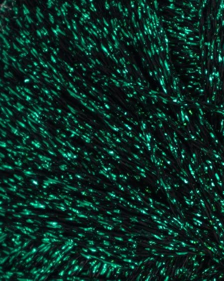Paia Glimmergarn i fv. 712 Emerald Shimmer, der er en mørkegrøn og sort kombination.