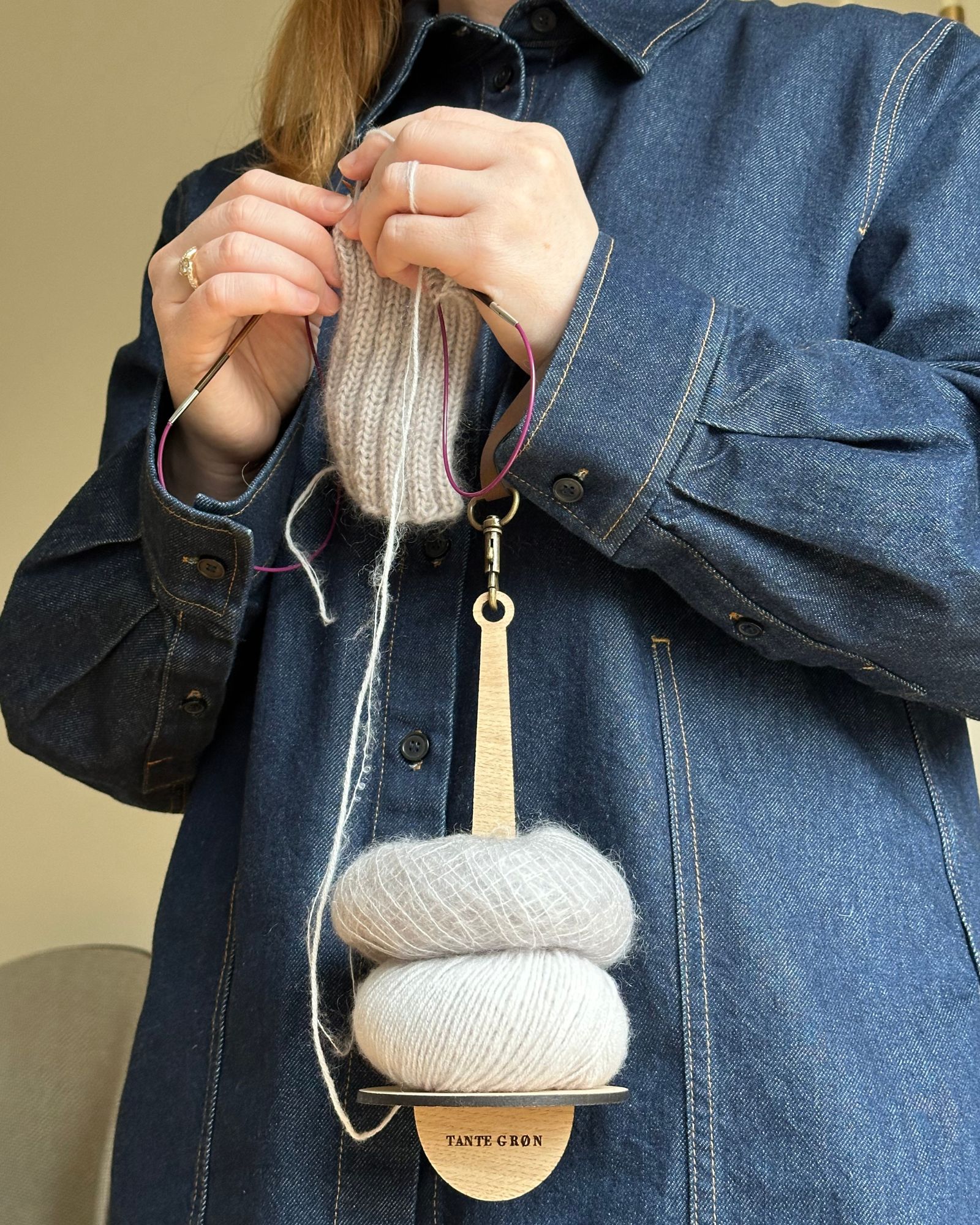 Garnholderen, et uundværligt strikketilbehør, der holder dit garn organiseret og uden knuder mens du strikker