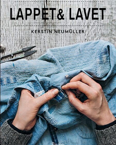 Forsiden på bogen "Lappet og lavet" af Kerstin Neumüller, der forestiller en person der lapper en denimskjorte.