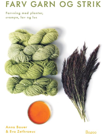 Forsiden til bogen "Farv Garn og Strik" af Anna Bauer & Eva Zethraeus. På forsiden står der "Farvning med planter, svampe, lav og lus".