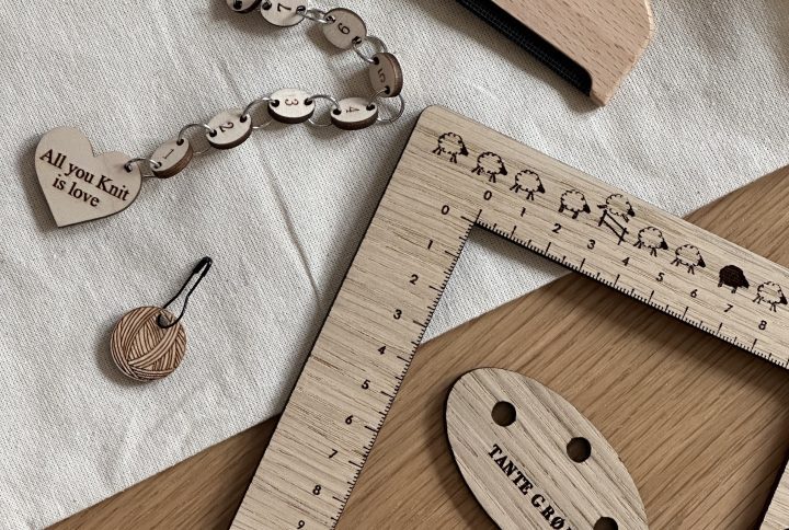 Et udvalg af strikketilbehør samlet