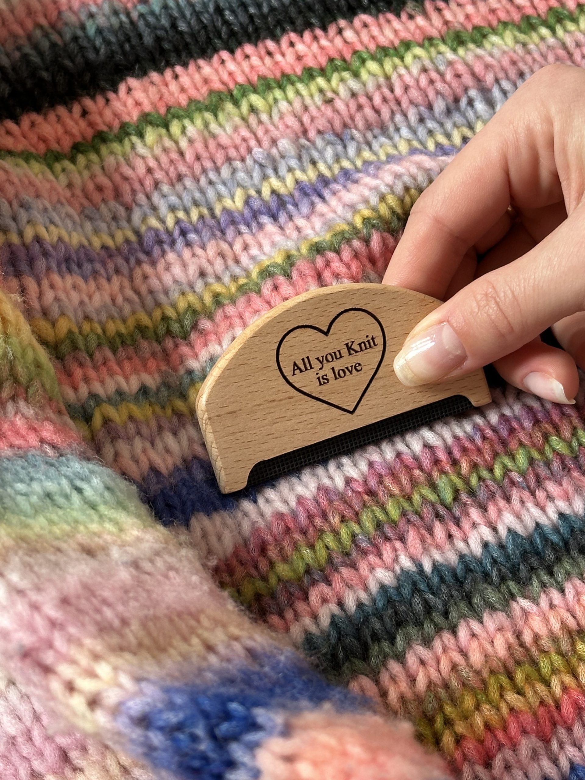 Uldkam, et strikketilbehør, der bruges til at friske ulden op og fjerne fnug fra garnet