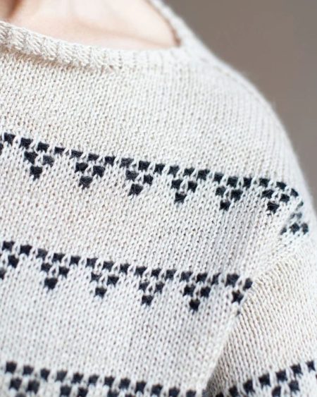 Detaljer på den sandfarvede Grape Tee fra Anne Ventzel.