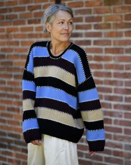 Anne Ventzel i sin blå Mimi Sweater.