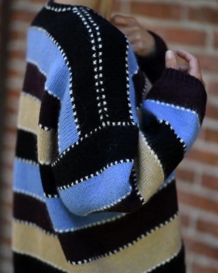 Anne Ventzel i sin blå Mimi Sweater.