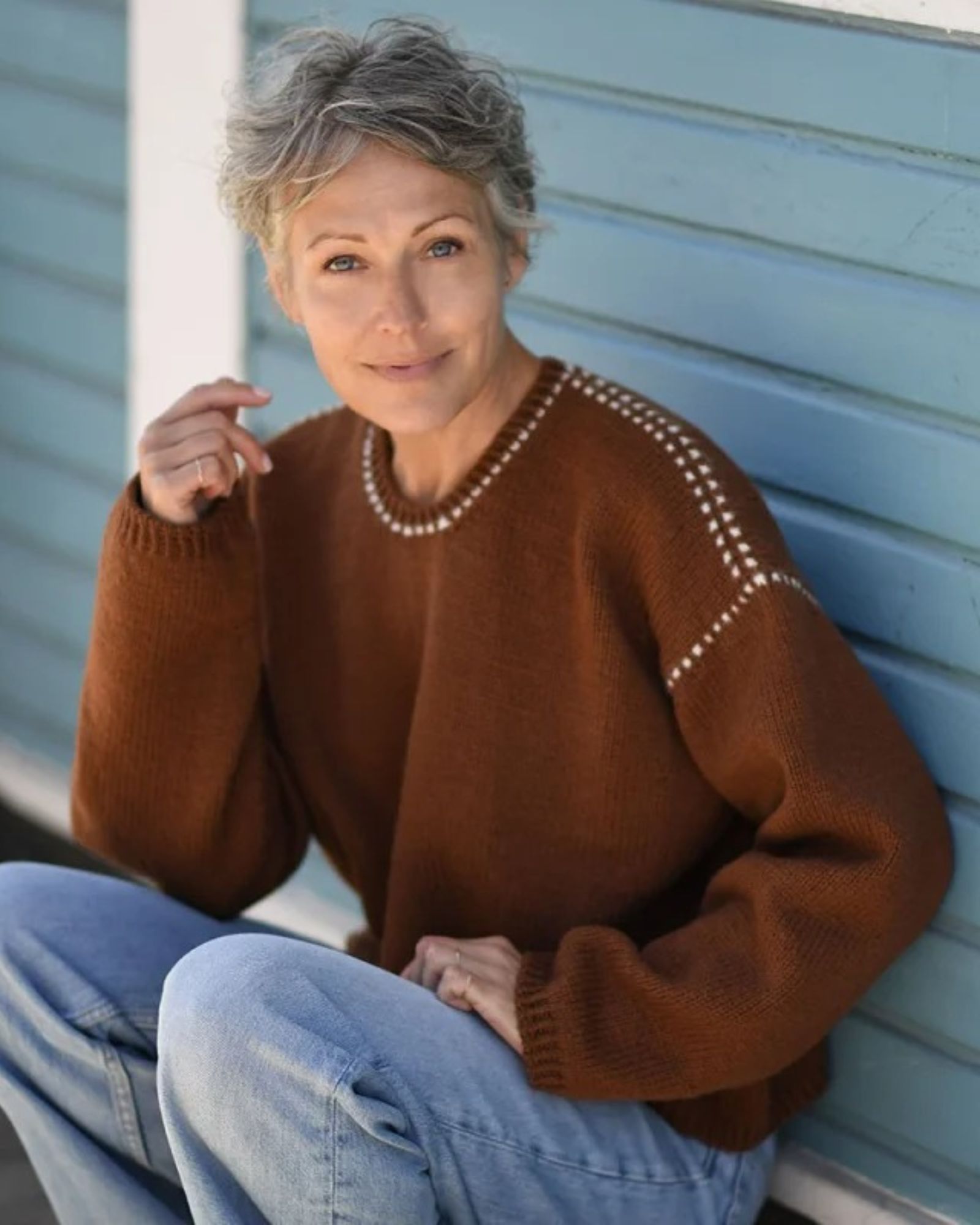 Anne Ventzel i sin brune Mono Sweater.