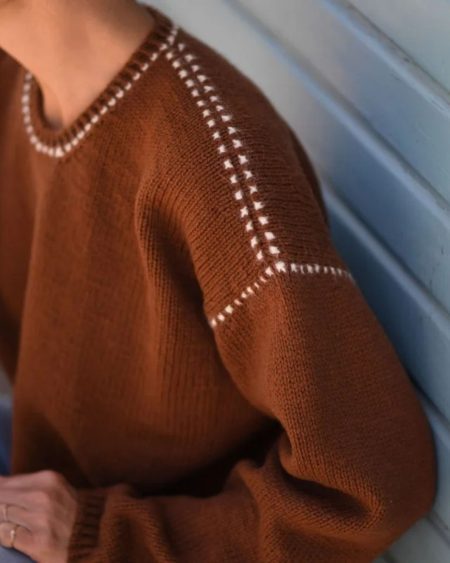 Nærbillede af detaljerne på skulderen af Anne Ventzels brune Mono Sweater.