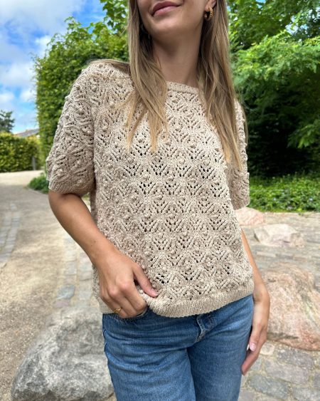 Mønstret t-shirt Thea Tee strikket i Havblik i farve 14 Nude.