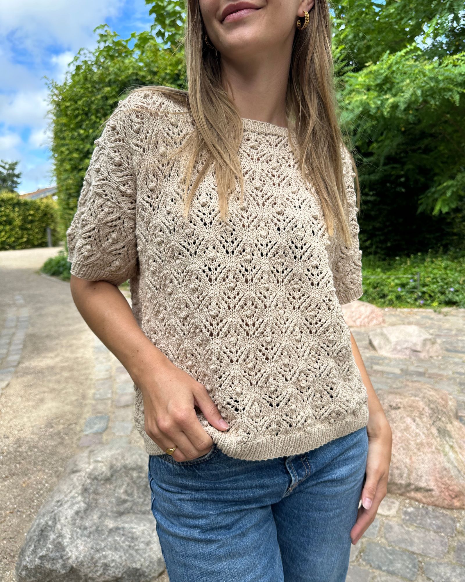 Mønstret t-shirt Thea Tee strikket i Havblik i farve 14 Nude.