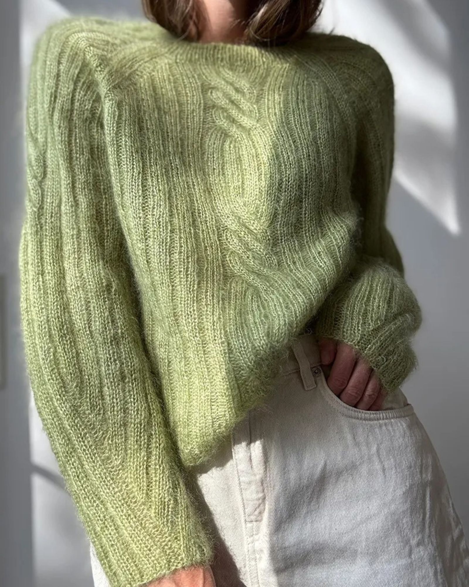Twist Light Loop Sweater fra Other Loops i en fin lysegrøn farve. Den er strikket i Isager Silk Mohair i fv. 57.