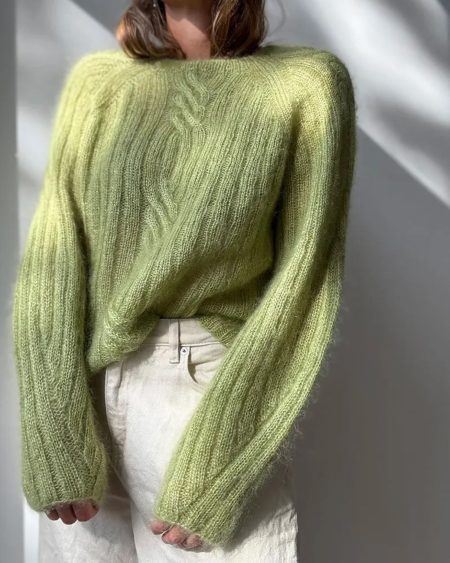 Twist Light Loop Sweater fra Other Loops i en fin lysegrøn farve. Den er strikket i Isager Silk Mohair i fv. 57.