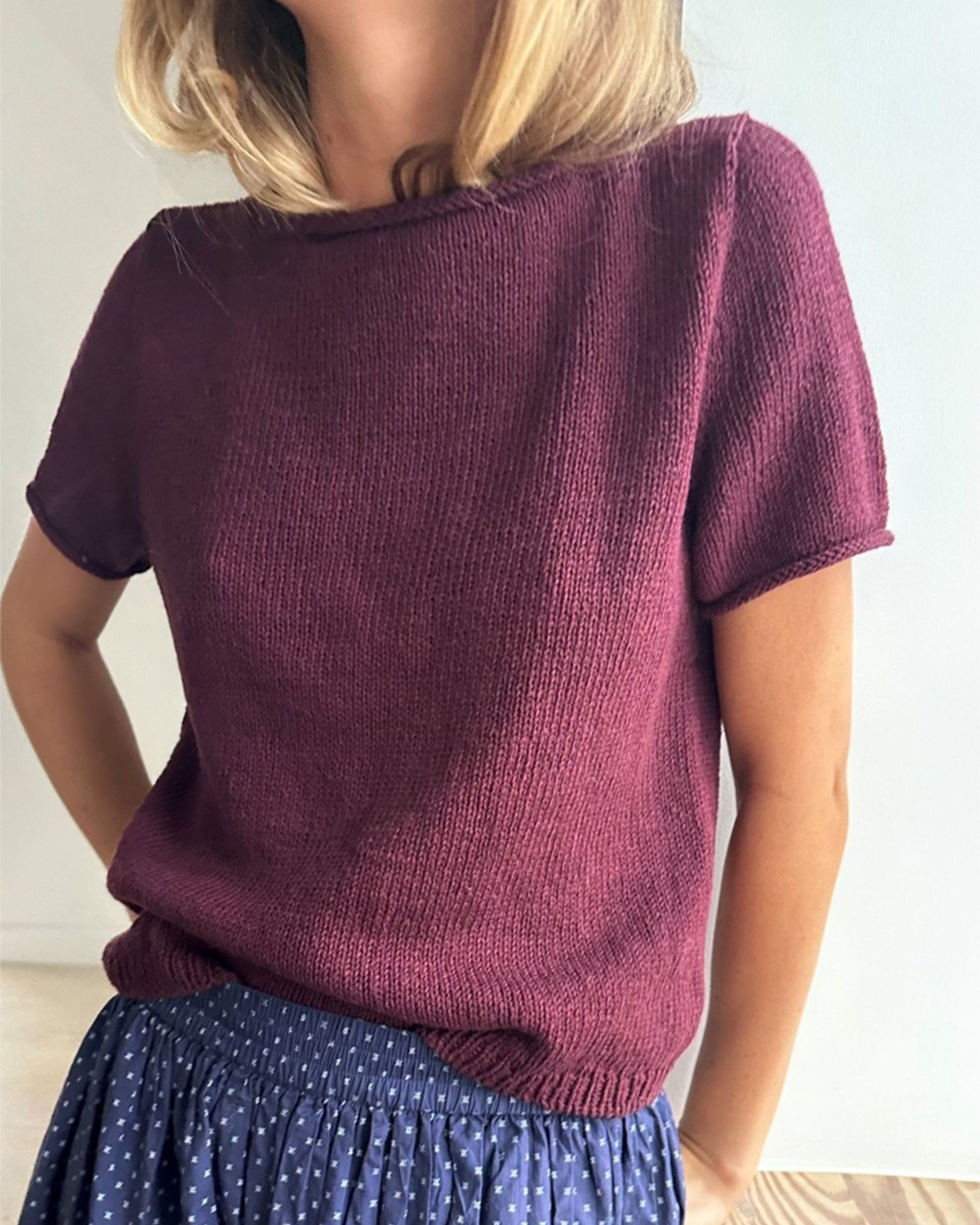 Vega Tee fra Leknit. I en flot bourdeaux farve.