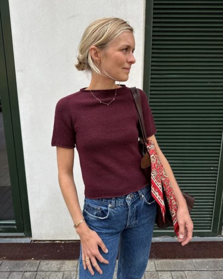 PetiteKnit i sin Ivy Tee af Sunday fra Sandnes i farve 4372 Dyb Burgunder.