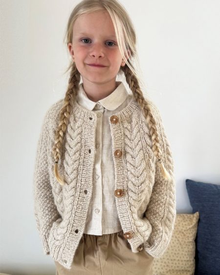 pige i en lys beige version af Siri Cardigan af Lene Holme Samsøe