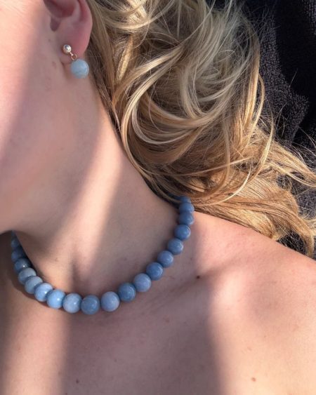 Kvinde med SOÏ krystal halskæde i Faro Aquamarin