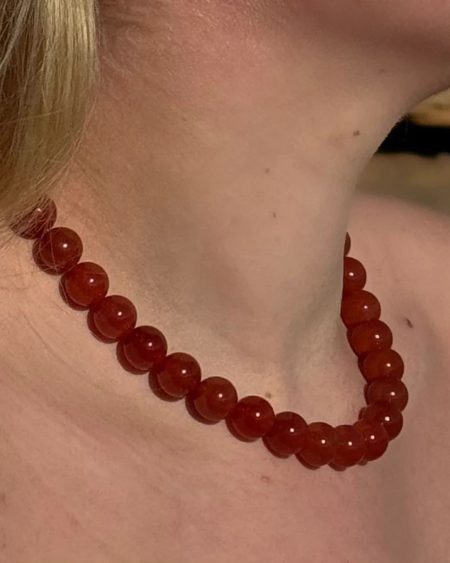 Kvinde med SOÏ krystal halskæde i Faro Red Jade