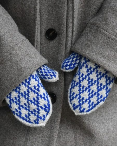 Spot Mittens fra Anne Ventzel i blåt og hvidt mønster.